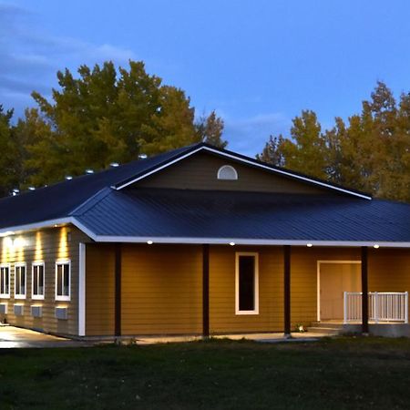 The Lion Inn & Suites Chetwynd Экстерьер фото