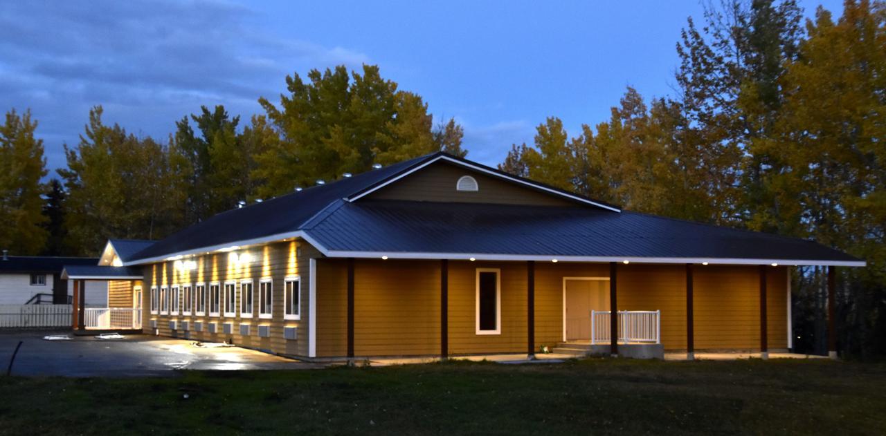 The Lion Inn & Suites Chetwynd Экстерьер фото