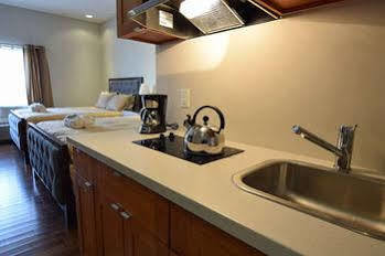 The Lion Inn & Suites Chetwynd Экстерьер фото